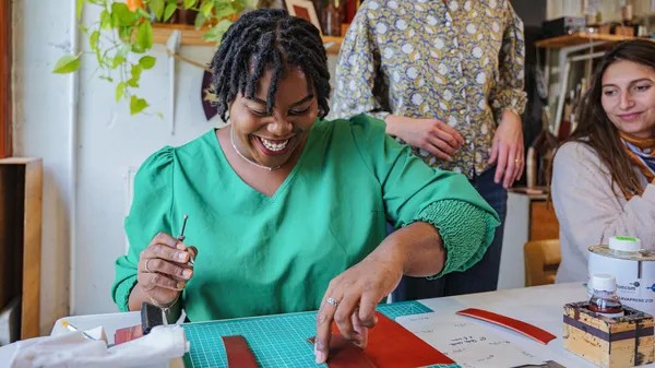 Initiez-vous à la sellerie-maroquinerie d'exception sur une journée avec Cécilia - Image n°2 - Wecandoo