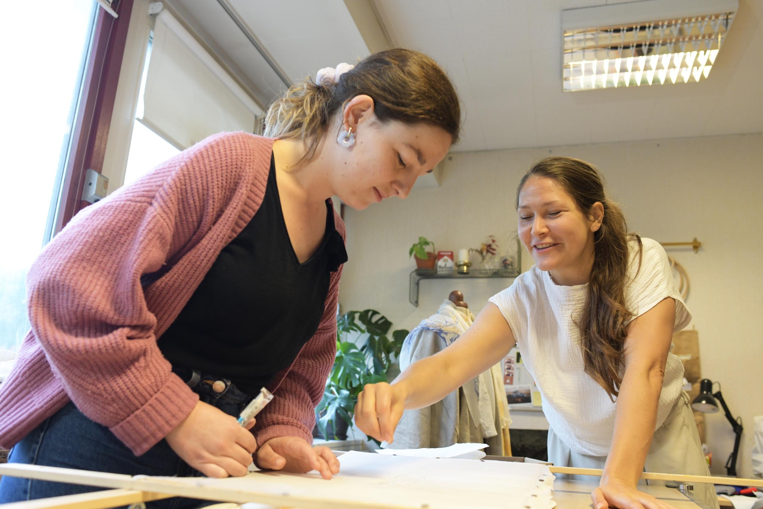 Réalisez votre foulard en soie de créateur avec Julie - Image n°8 - Wecandoo