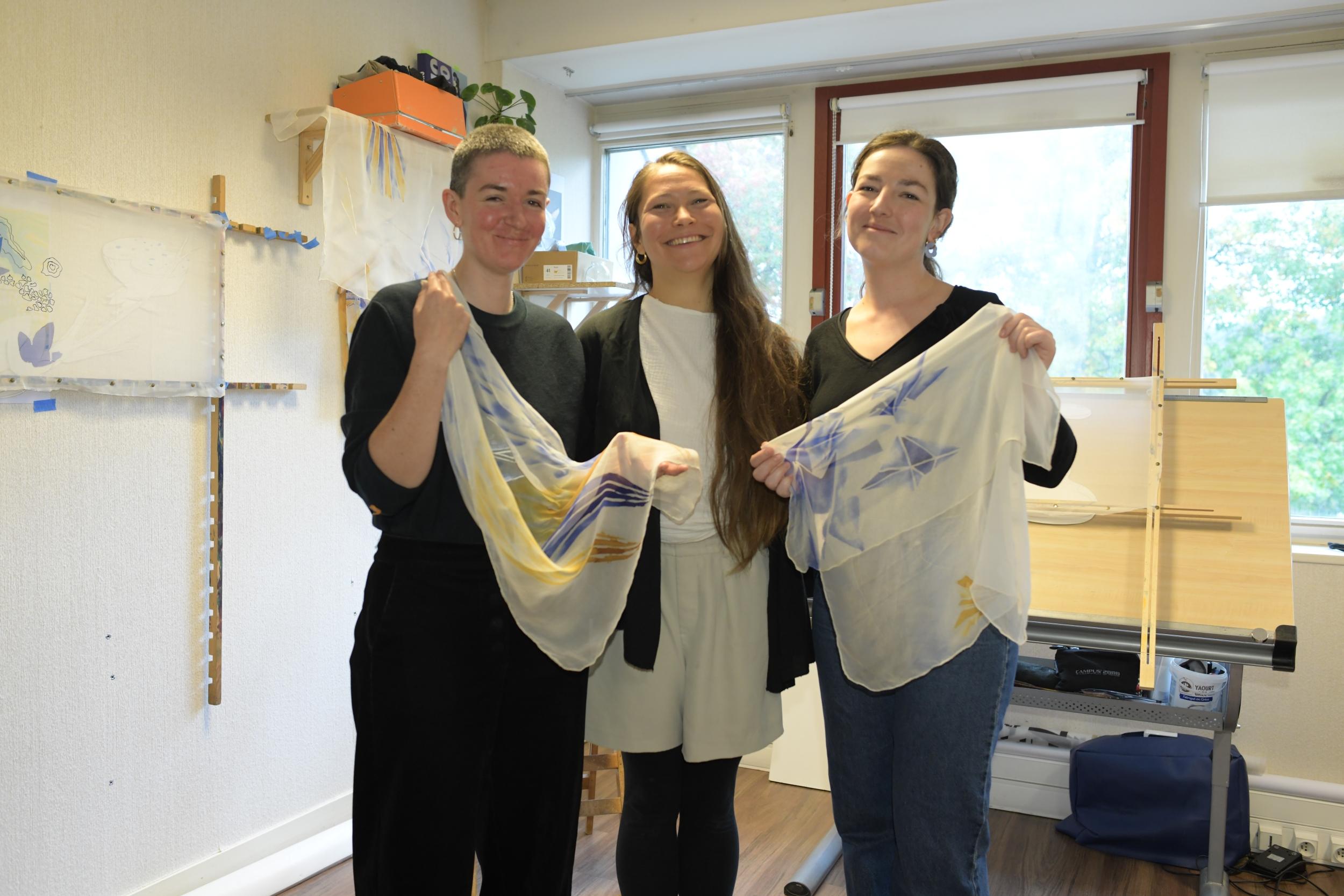 Réalisez votre foulard en soie de créateur avec Julie - Image n°3 - Wecandoo