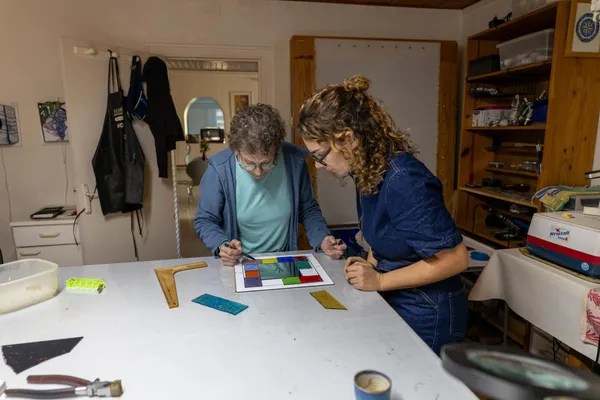 Créez votre œuvre en vitrail sur une journée avec Cléa - Image n°4 - Wecandoo