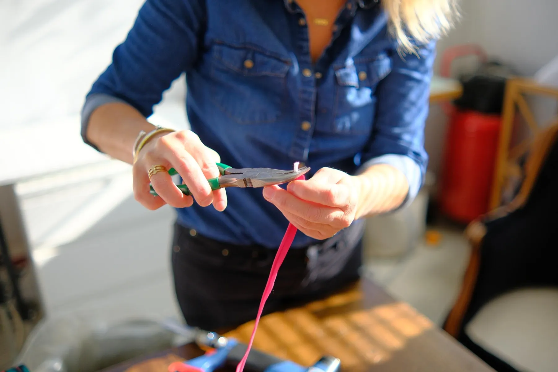Tapissez votre chaise en formica avec Mary - Image n°2 - Wecandoo
