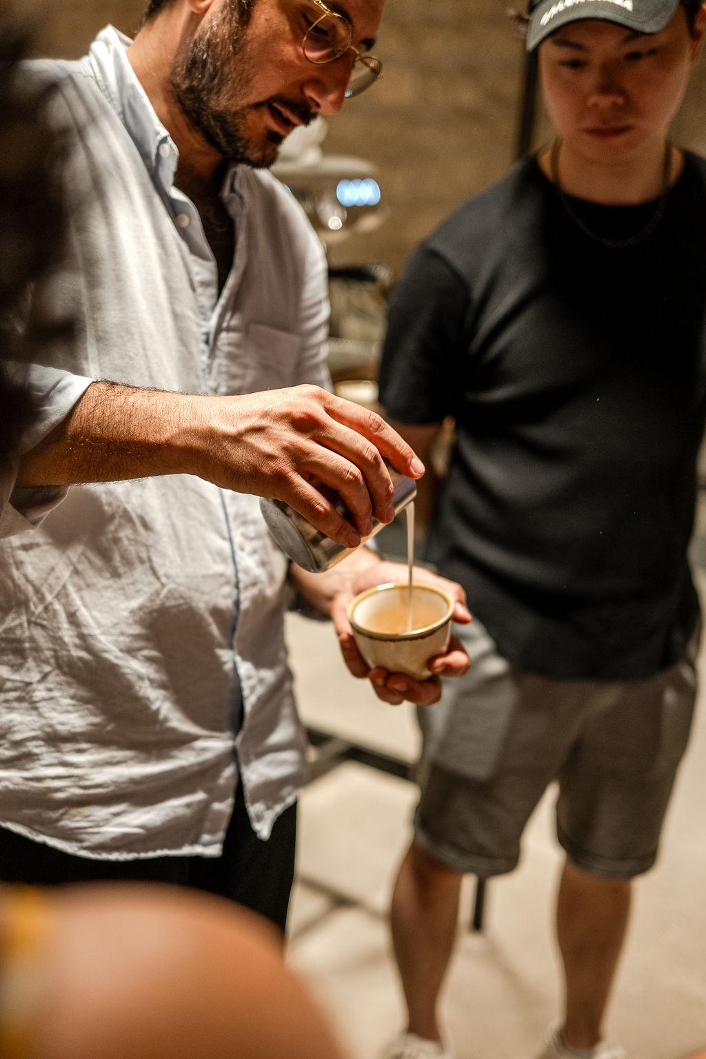 Initiez-vous au Latte art avec Julien, Cristina et leur équipe - Image n°8 - Wecandoo