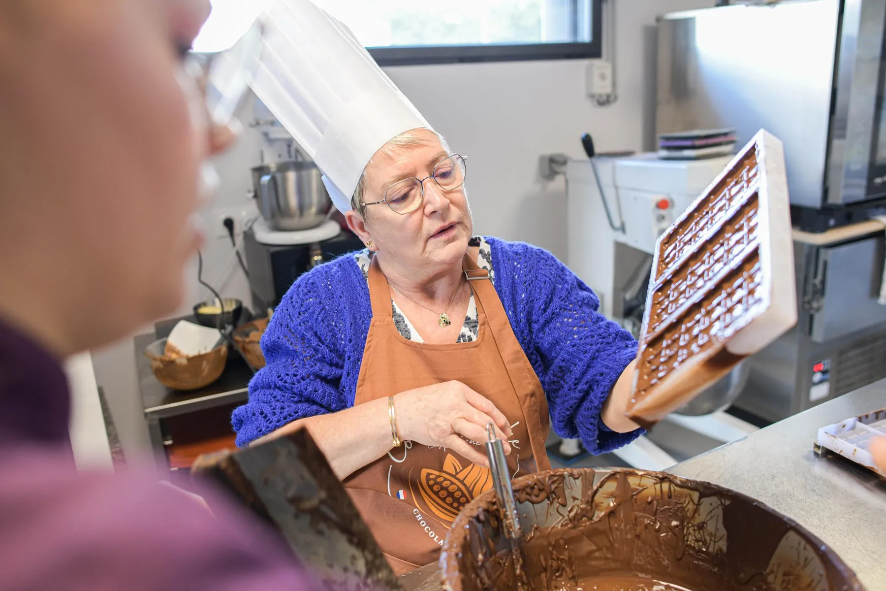 Réalisez vos tablettes de chocolat fourrées pralinées avec Marine - Image n°3 - Wecandoo
