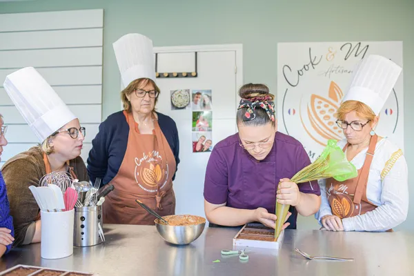 Réalisez vos tablettes de chocolat fourrées pralinées avec Marine - Image n°2 - Wecandoo