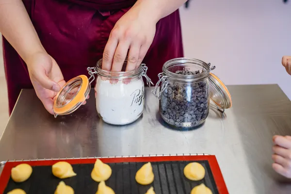 Réalisez vos chouquettes à la sauce chocolat en duo avec votre enfant, accompagnés par Marine - Image n°1 - Wecandoo
