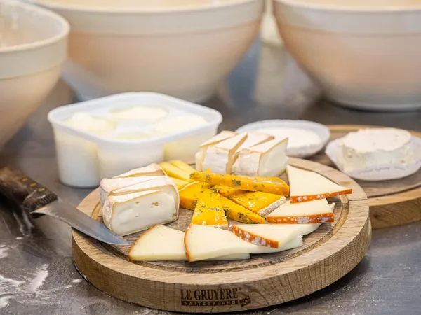 Découvrez les mystères de la fabrication de fromages avec François et Roxanne - Image n°1 - Wecandoo