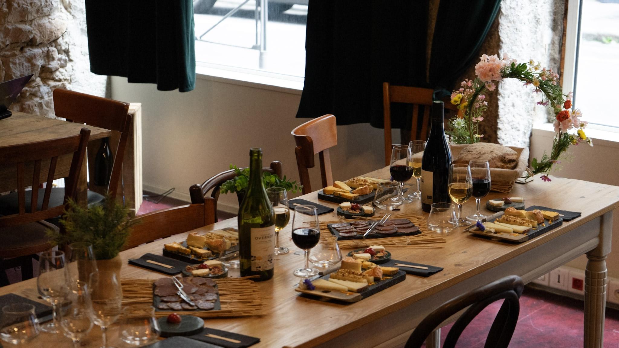 Apprenez à déguster de délicieux accords vin et fromages avec Antoine et Quentin - Image n°5 - Wecandoo