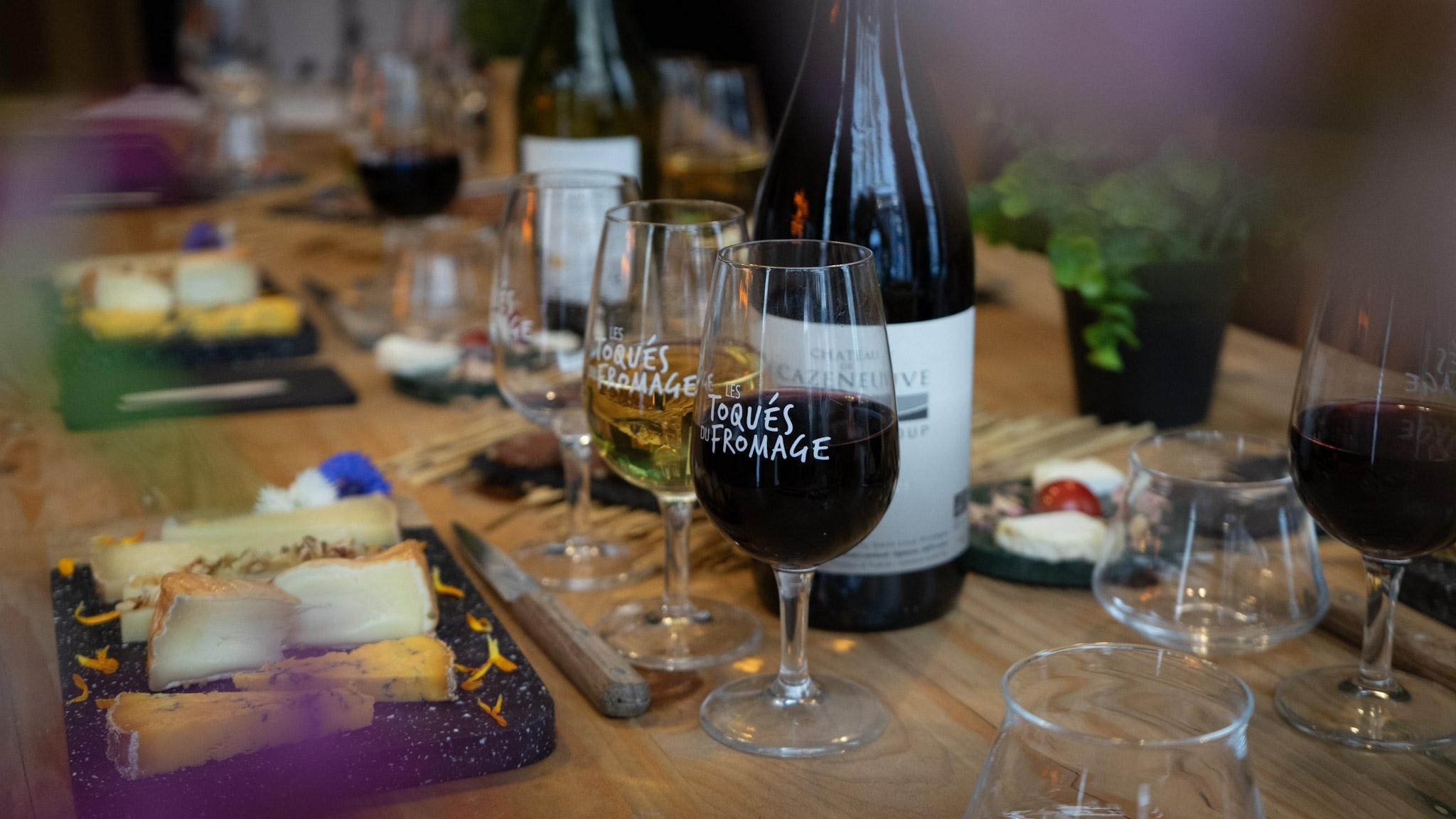Apprenez à déguster de délicieux accords vin et fromages avec Antoine et Quentin - Image n°7 - Wecandoo