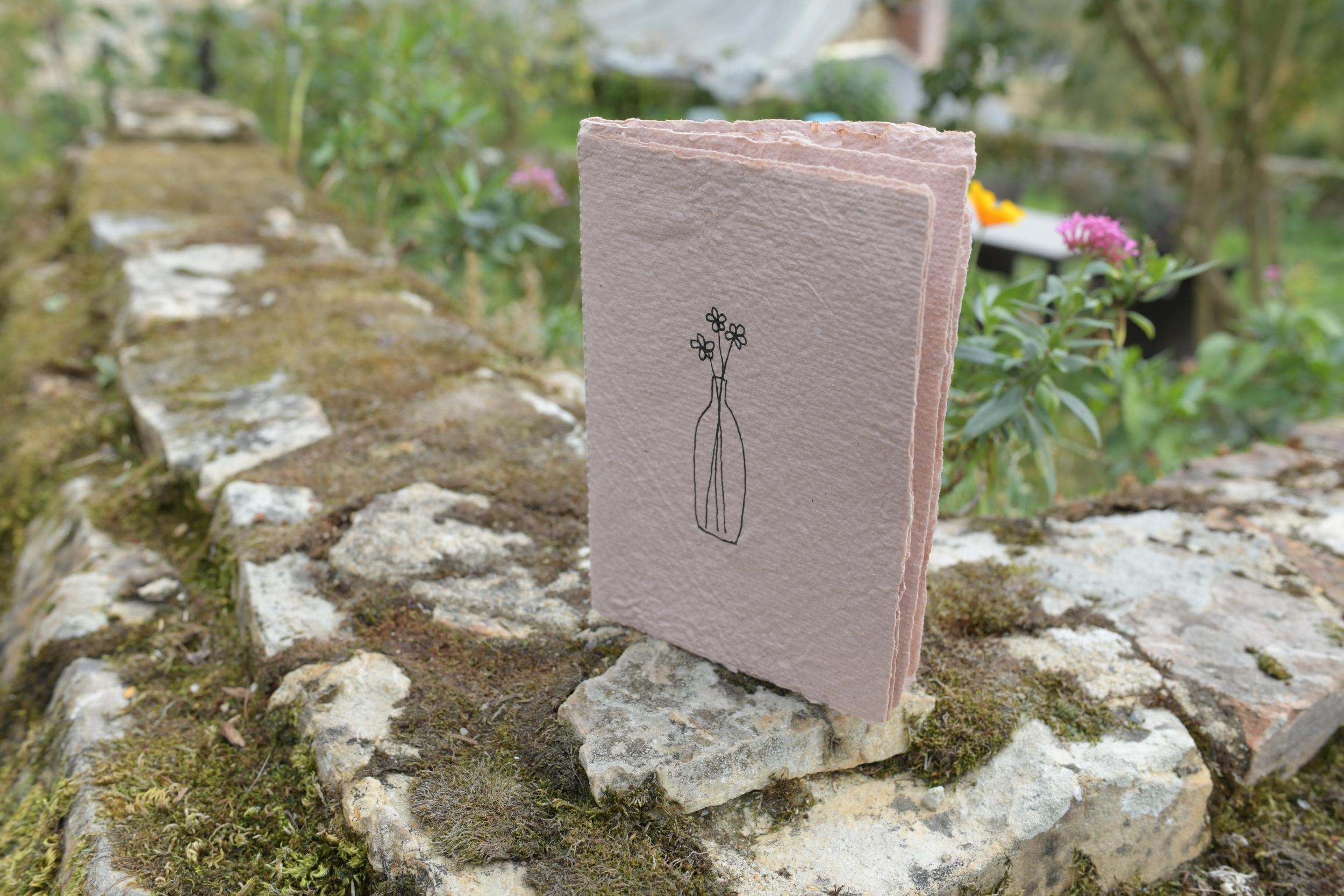 Fabriquez un carnet en papier recyclé et coloré avec des plantes - Image n°8 - Wecandoo