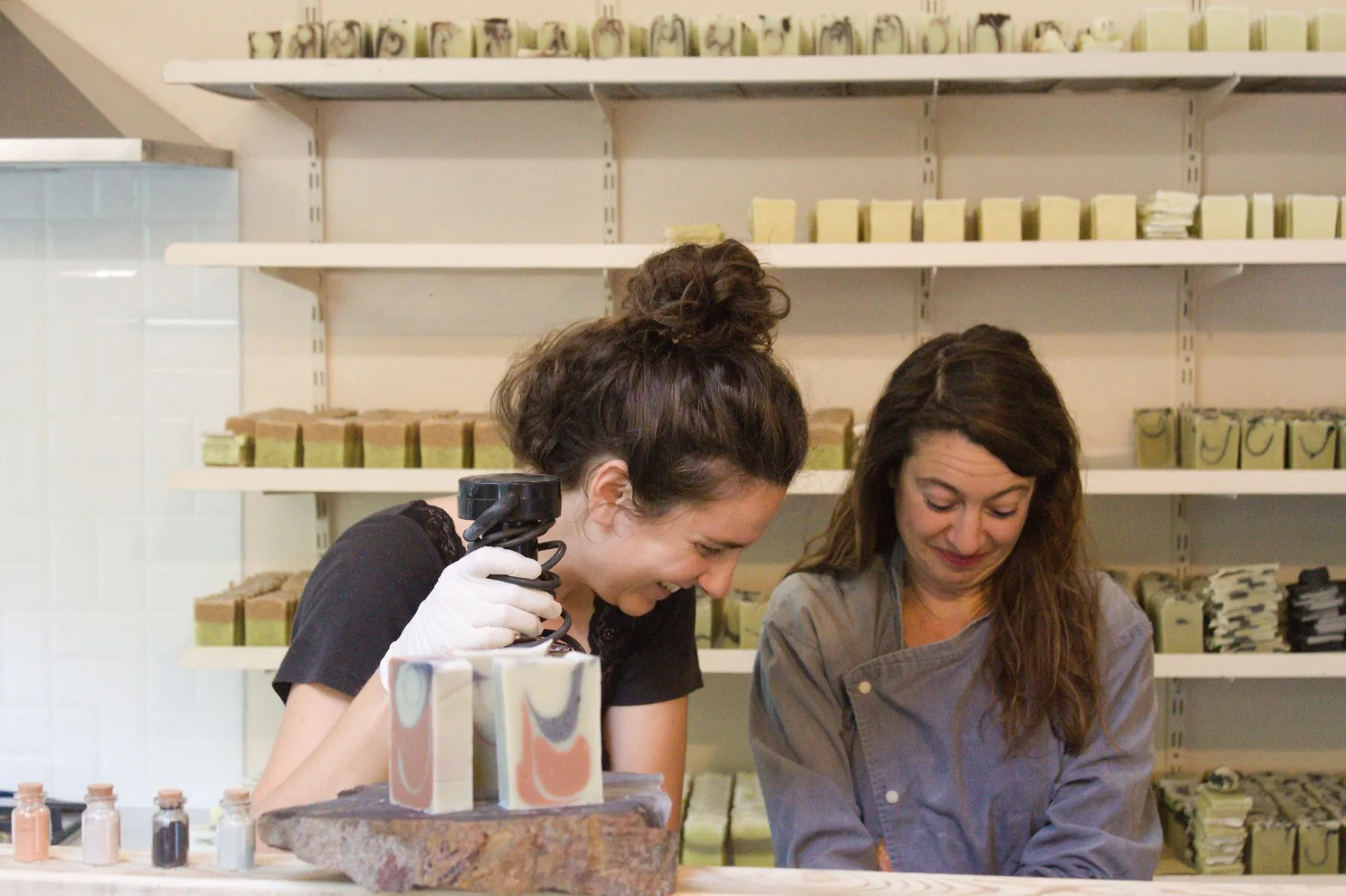 Réalisez vos savons marbrés avec Anaïs - Image n°2 - Wecandoo