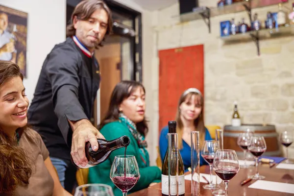 Dégustez des vins et assemblez votre cuvée en duo, accompagnés par un Meilleur Ouvrier de France (MOF) - Image n°3 - Wecandoo