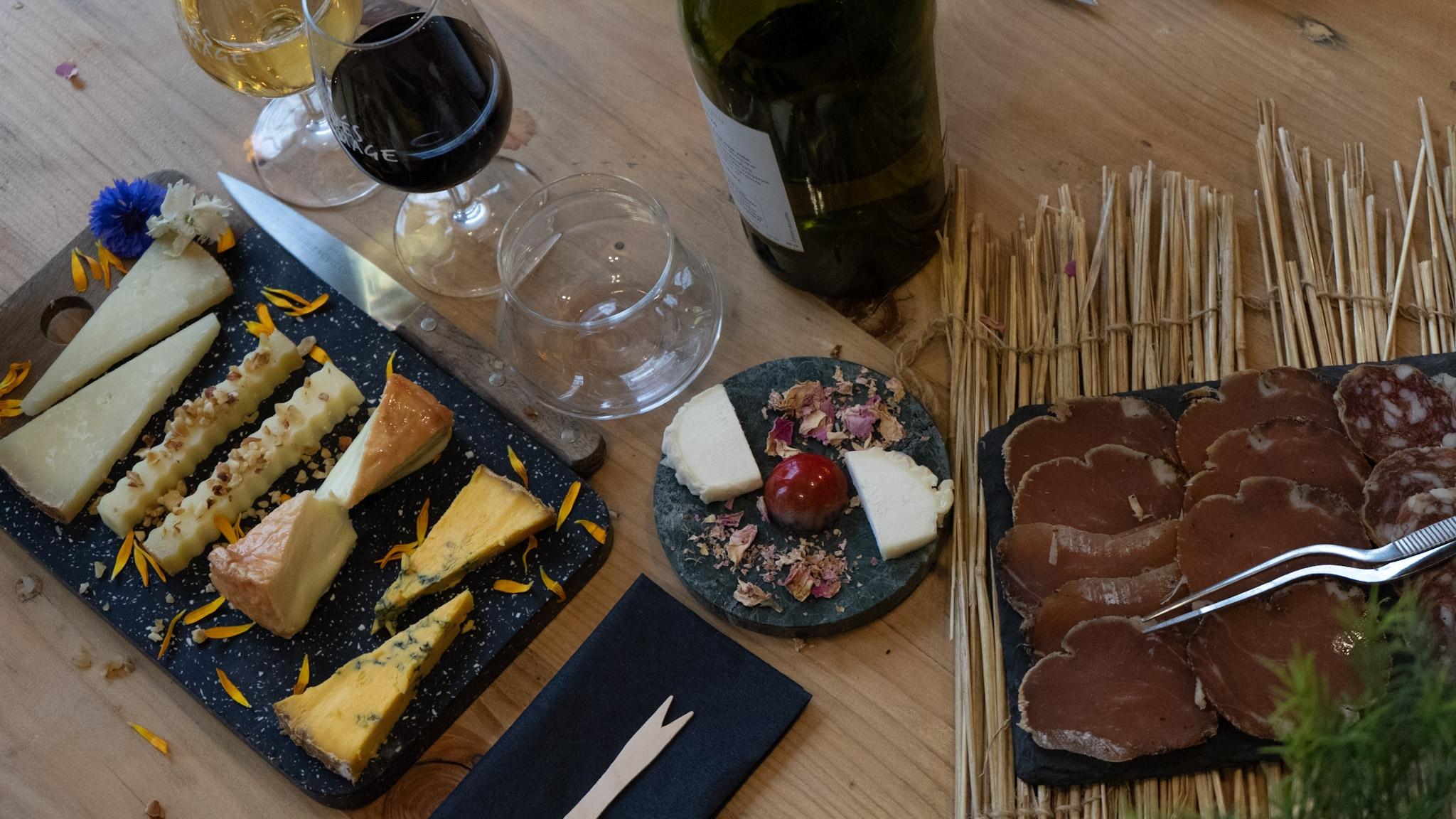 Apprenez à déguster de délicieux accords vin et fromages avec Antoine et Quentin - Image n°9 - Wecandoo