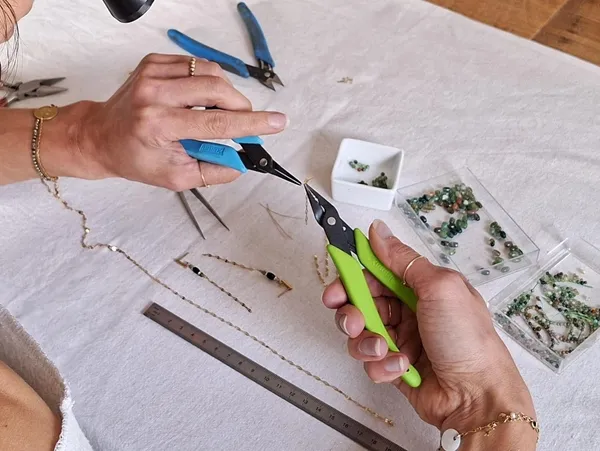 Réalisez votre bracelet personnalisé avec une médaille gravée avec Manon - Image n°2 - Wecandoo