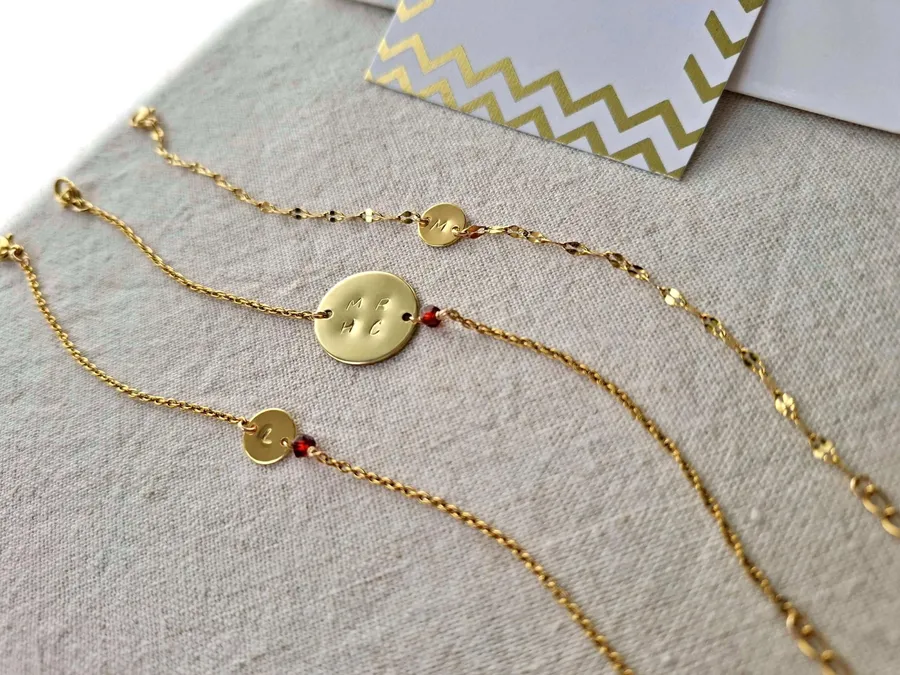 Réalisez votre bracelet personnalisé avec une médaille gravée avec Manon - Image n°1 - Wecandoo