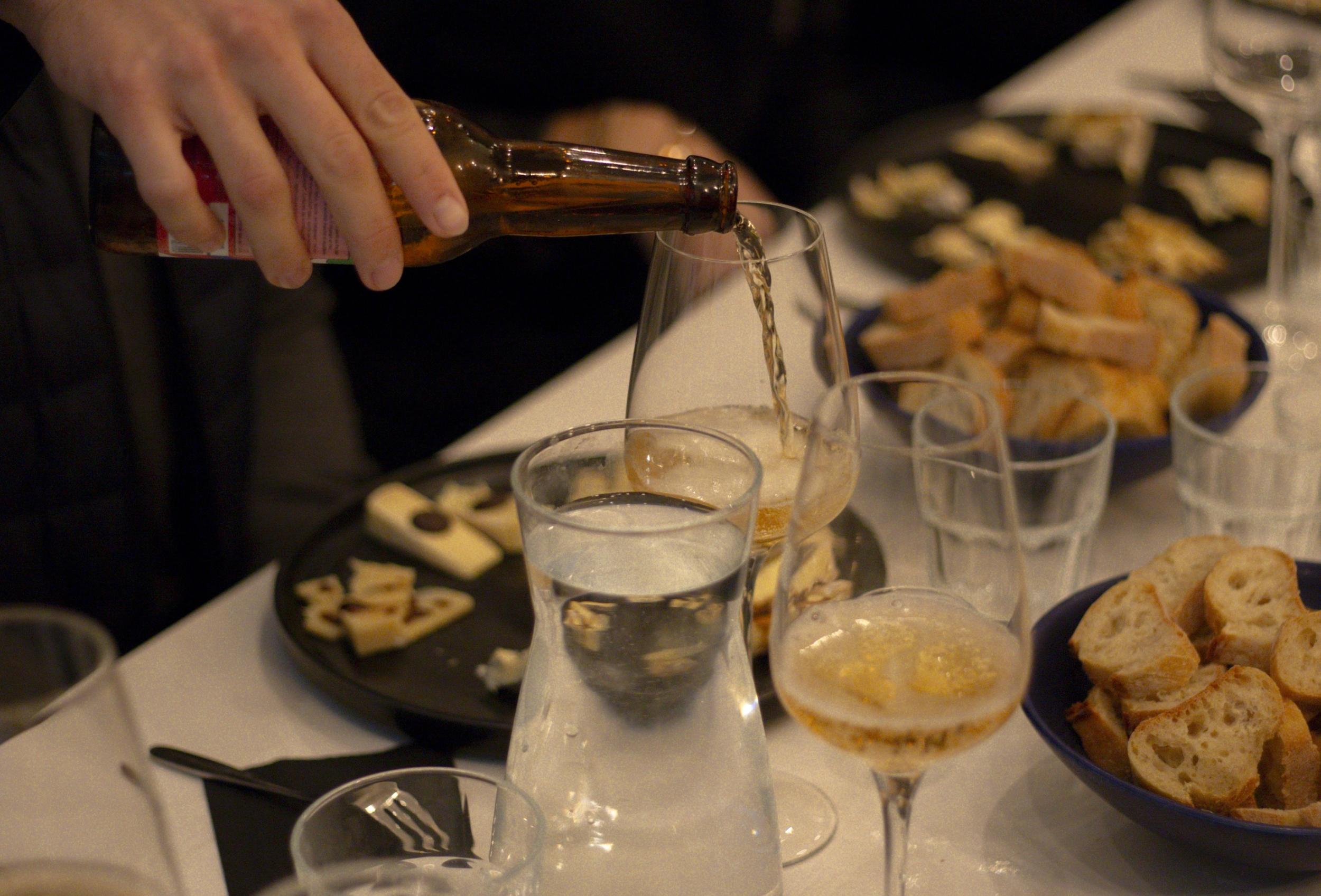 Rassemblez votre équipe et dégustez des accords fromages et bulles avec Laure, Mathieu et leur équipe - Image n°5 - Wecandoo