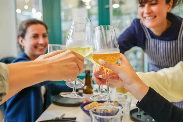 Rassemblez votre équipe et dégustez des accords fromages et bulles avec Laure, Mathieu et leur équipe - Afbeelding nr. 2 - Wecandoo