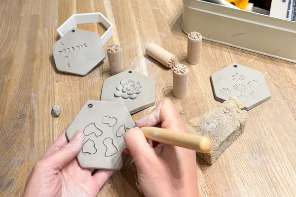 Façonnez et texturez votre céramique artisanale avec Manon - Afbeelding nr. 2 - Wecandoo