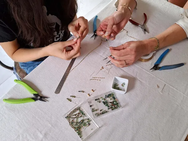 Réalisez vos boucles d'oreilles bohèmes avec Manon - Image n°2 - Wecandoo