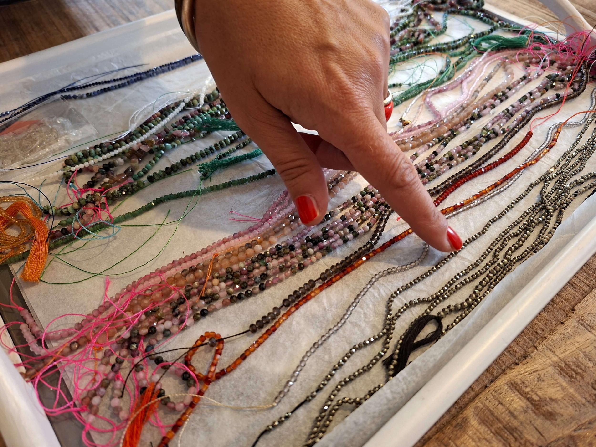 Fabriquez votre collier en pierres naturelles avec Manon - Image n°5 - Wecandoo
