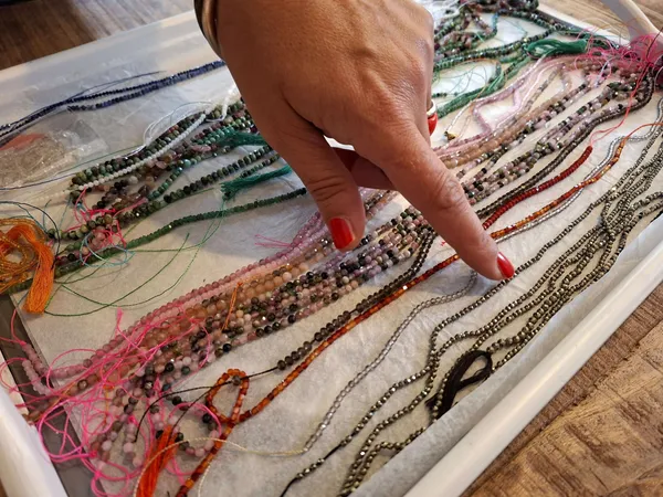 Fabriquez votre collier en pierres naturelles avec Manon - Image n°5 - Wecandoo