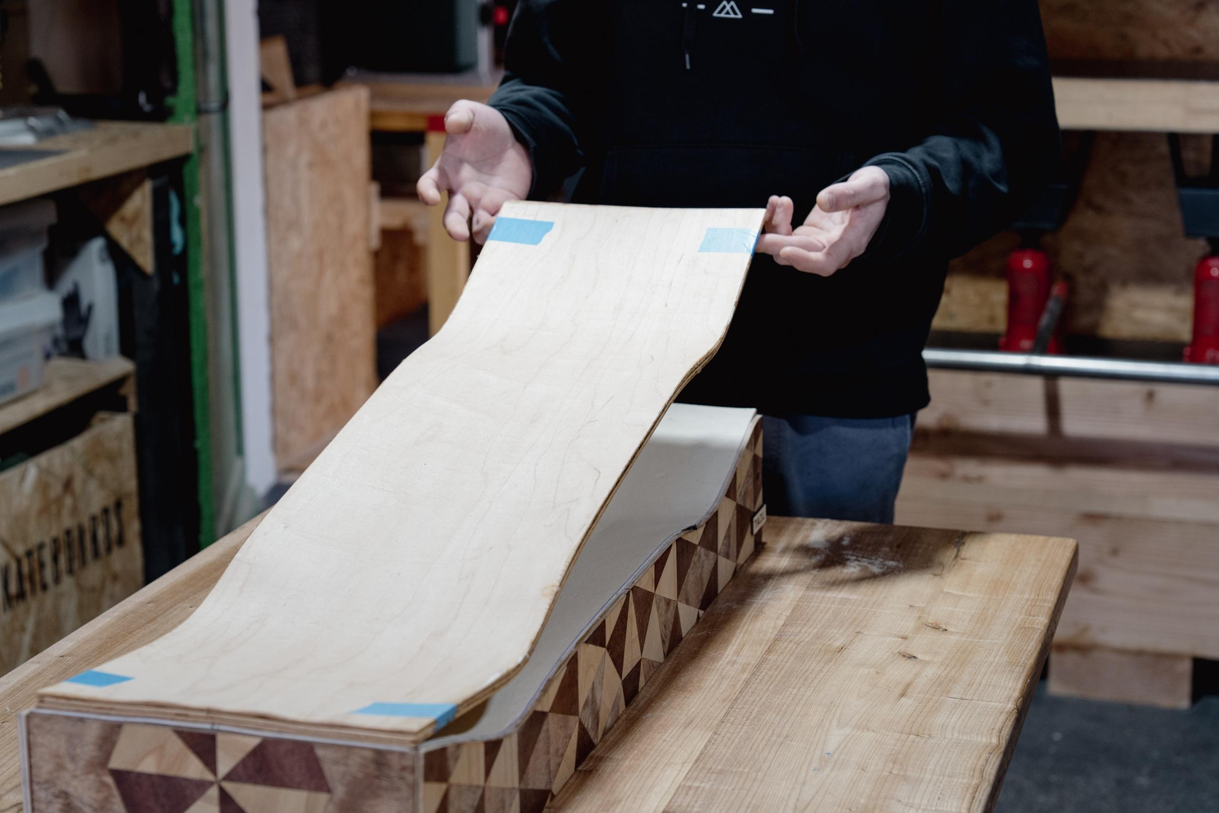 Fabriquez votre planche de skateboard personnalisée avec placage de finition sur une journée avec Tom - Image n°2 - Wecandoo