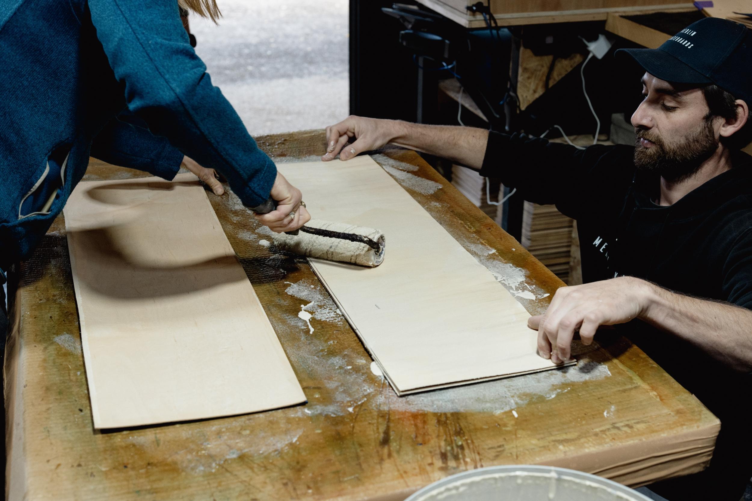 Fabriquez votre planche de skateboard personnalisée avec placage de finition sur une journée avec Tom - Image n°7 - Wecandoo