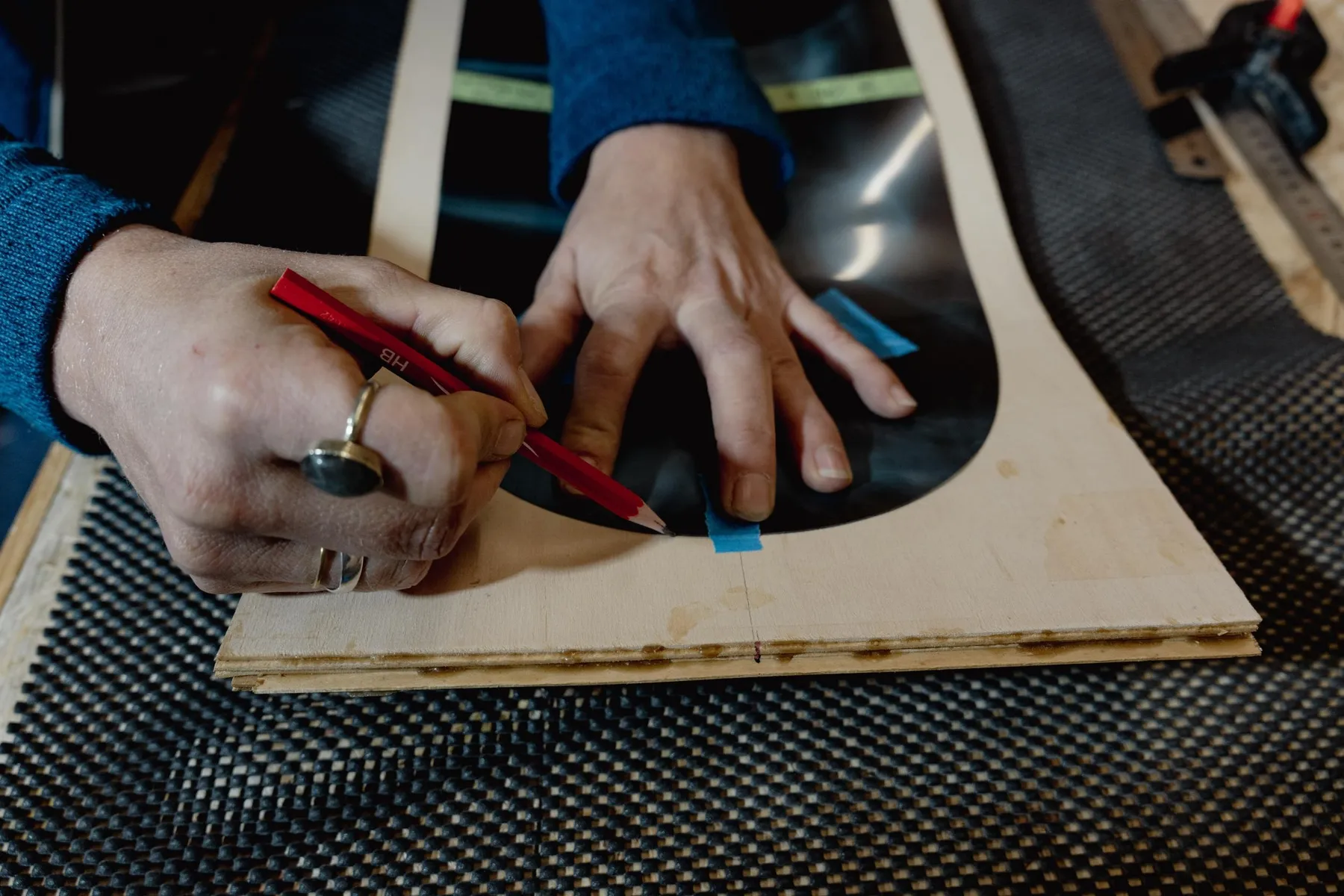 Fabriquez votre planche de skateboard personnalisée avec placage de finition sur une journée avec Tom - Image n°5 - Wecandoo