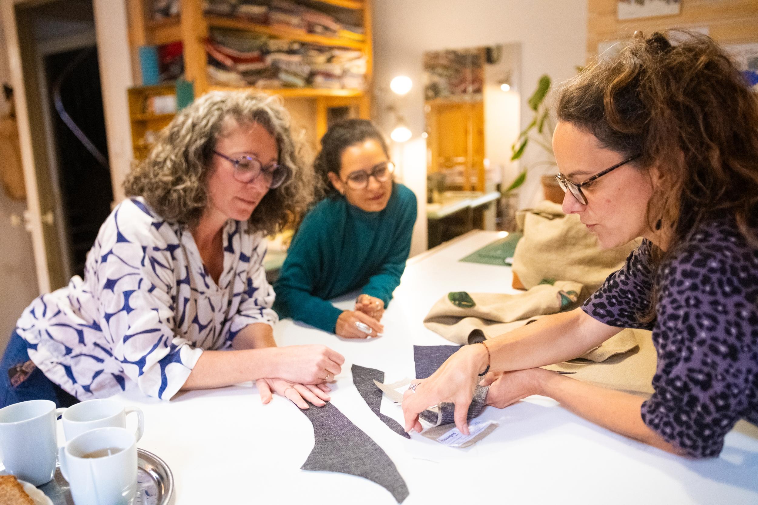 Réalisez votre veste réversible tendance en tissu local avec Aurélie - Image n°8 - Wecandoo