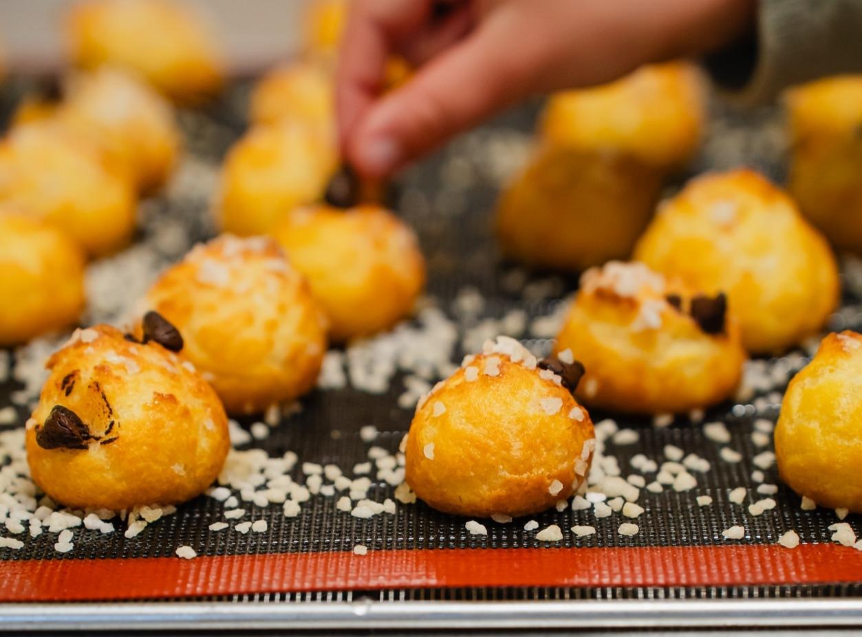 Réalisez vos chouquettes avec votre enfant