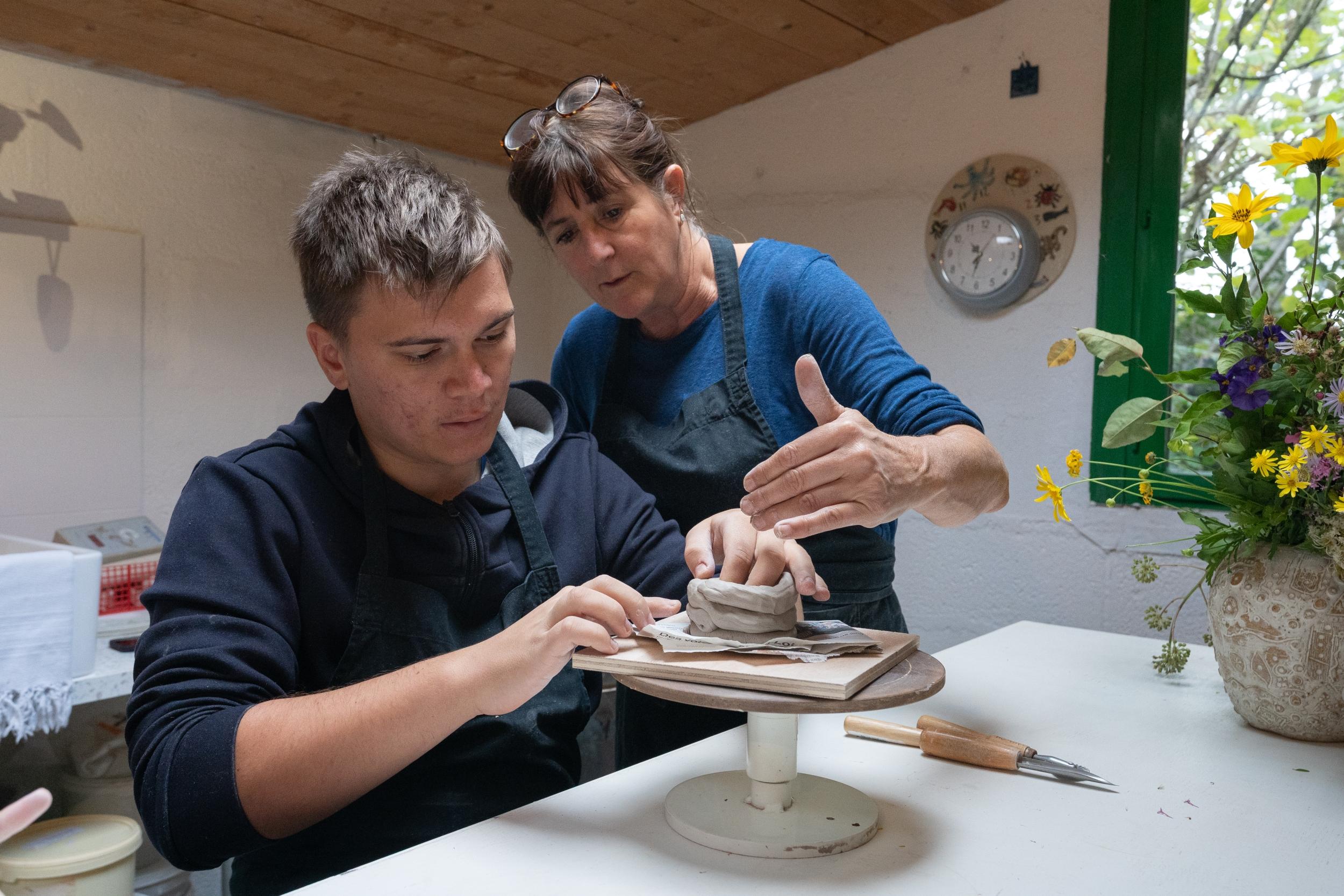 Réalisez vos supports pour fleurs en porcelaine avec des empreintes végétales avec Emmanuelle - Image n°3 - Wecandoo