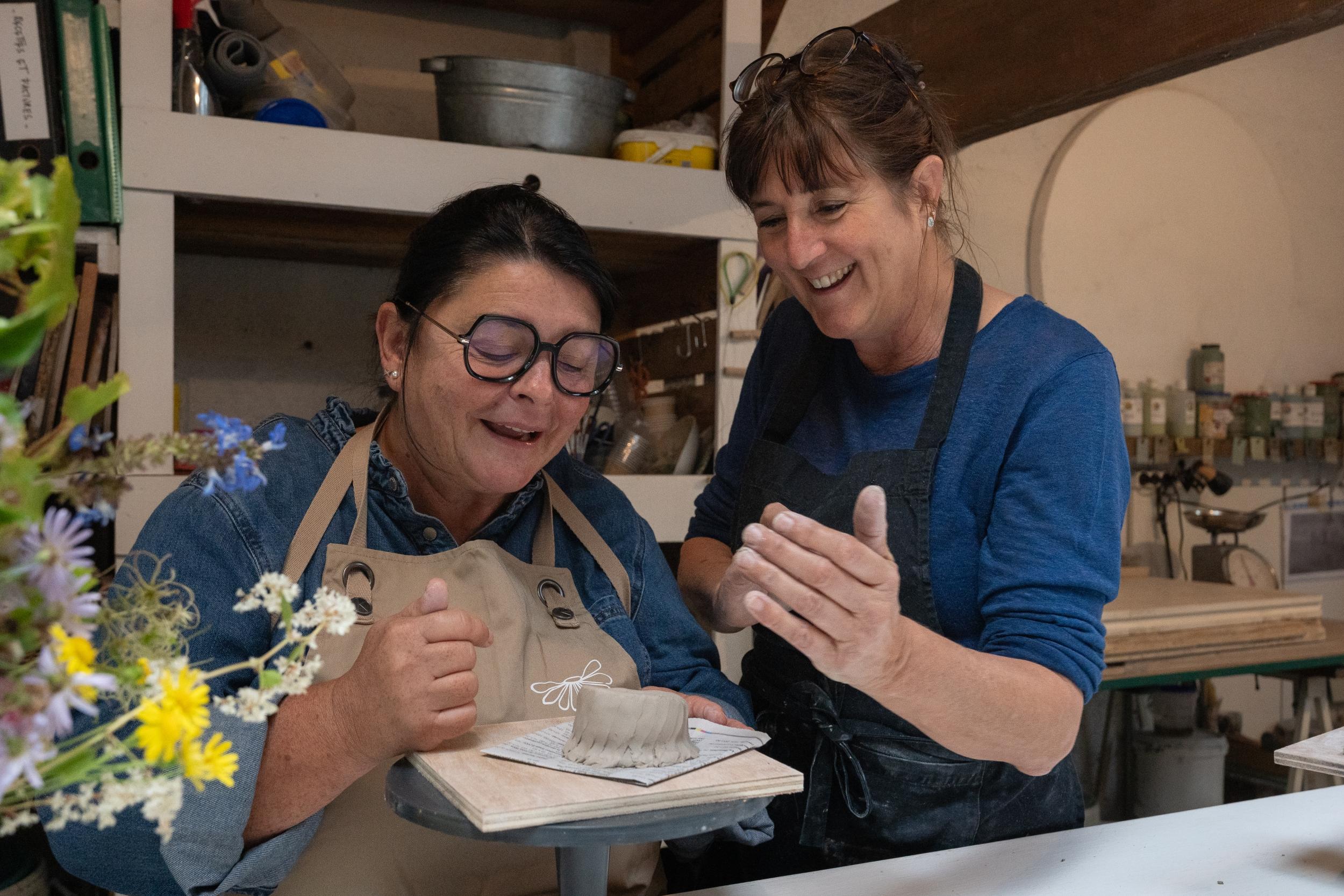 Réalisez vos supports pour fleurs en porcelaine avec des empreintes végétales avec Emmanuelle - Image n°7 - Wecandoo