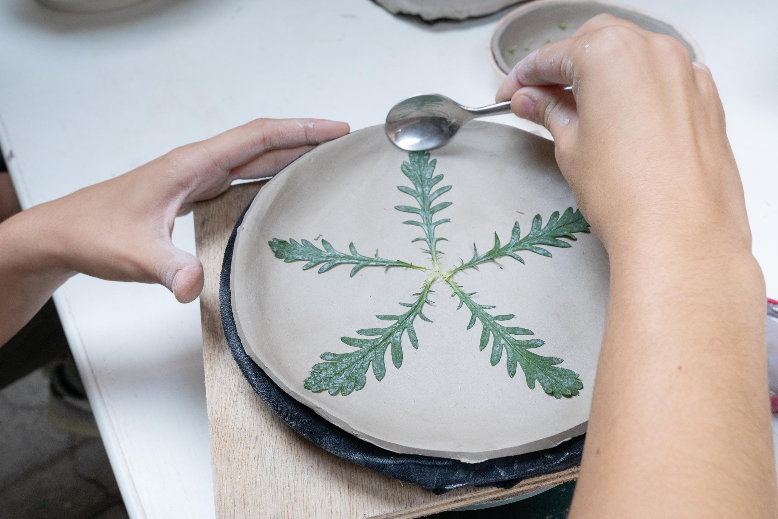 Réalisez vos supports pour fleurs en porcelaine avec des empreintes végétales avec Emmanuelle - Image n°5 - Wecandoo