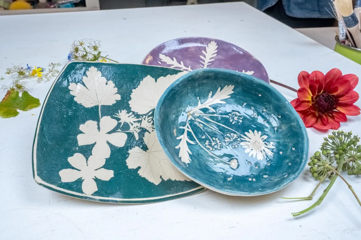 Modelez et décorez vos assiettes avec votre enfant