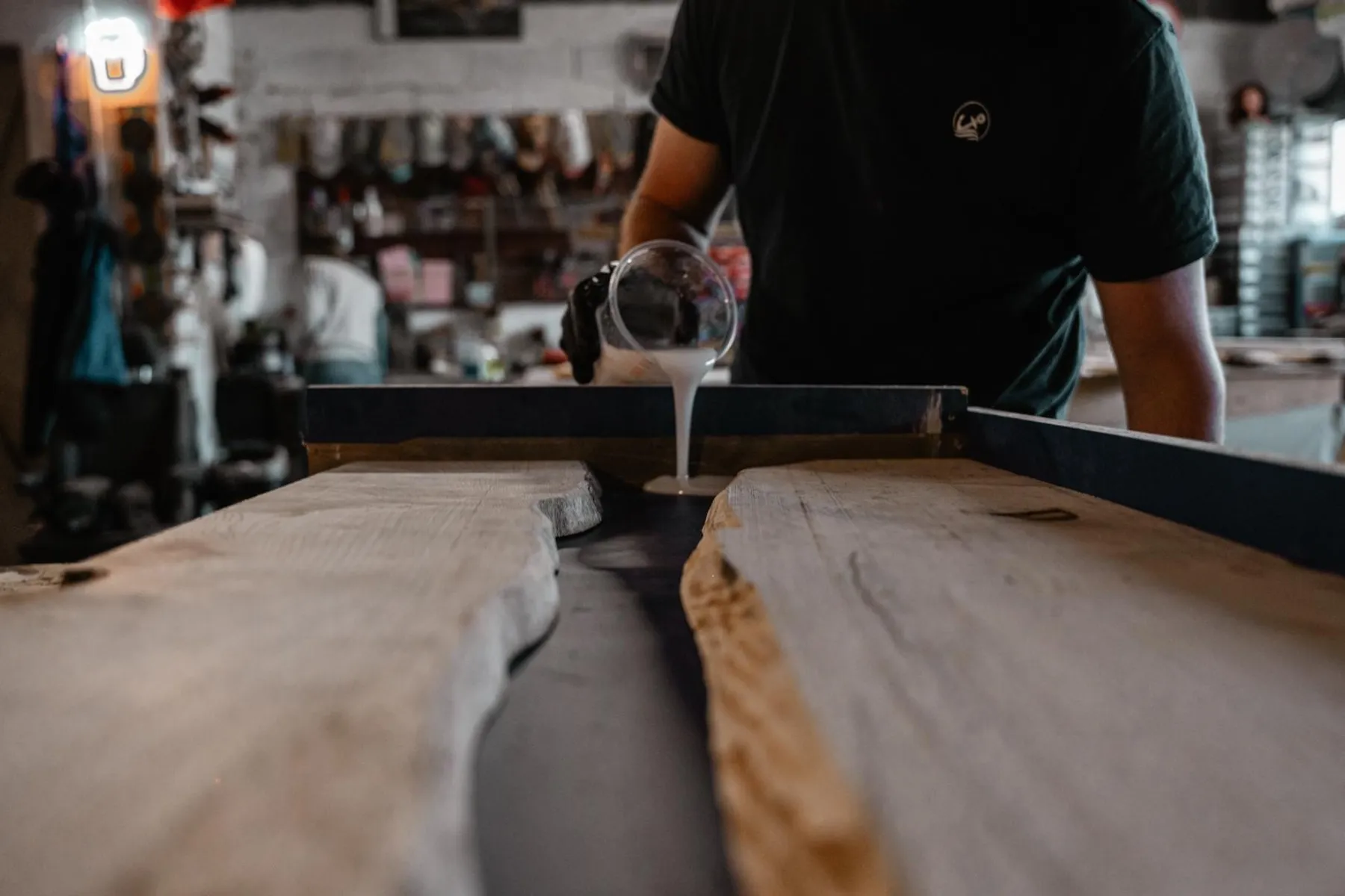 Réalisez votre table basse design en résine époxy avec Anael - 2J - Image n°5 - Wecandoo