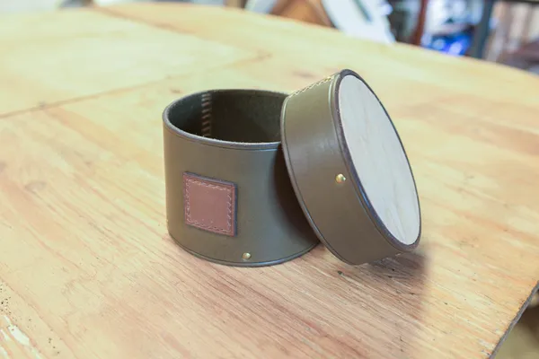 Fabriquez votre boite en cuir au design soigné avec Perrine - Image n°3 - Wecandoo