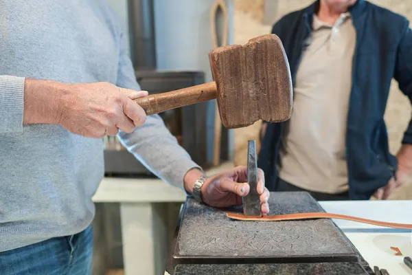 Fabriquez votre étui à lunettes en cuir avec Perrine - Image n°1 - Wecandoo