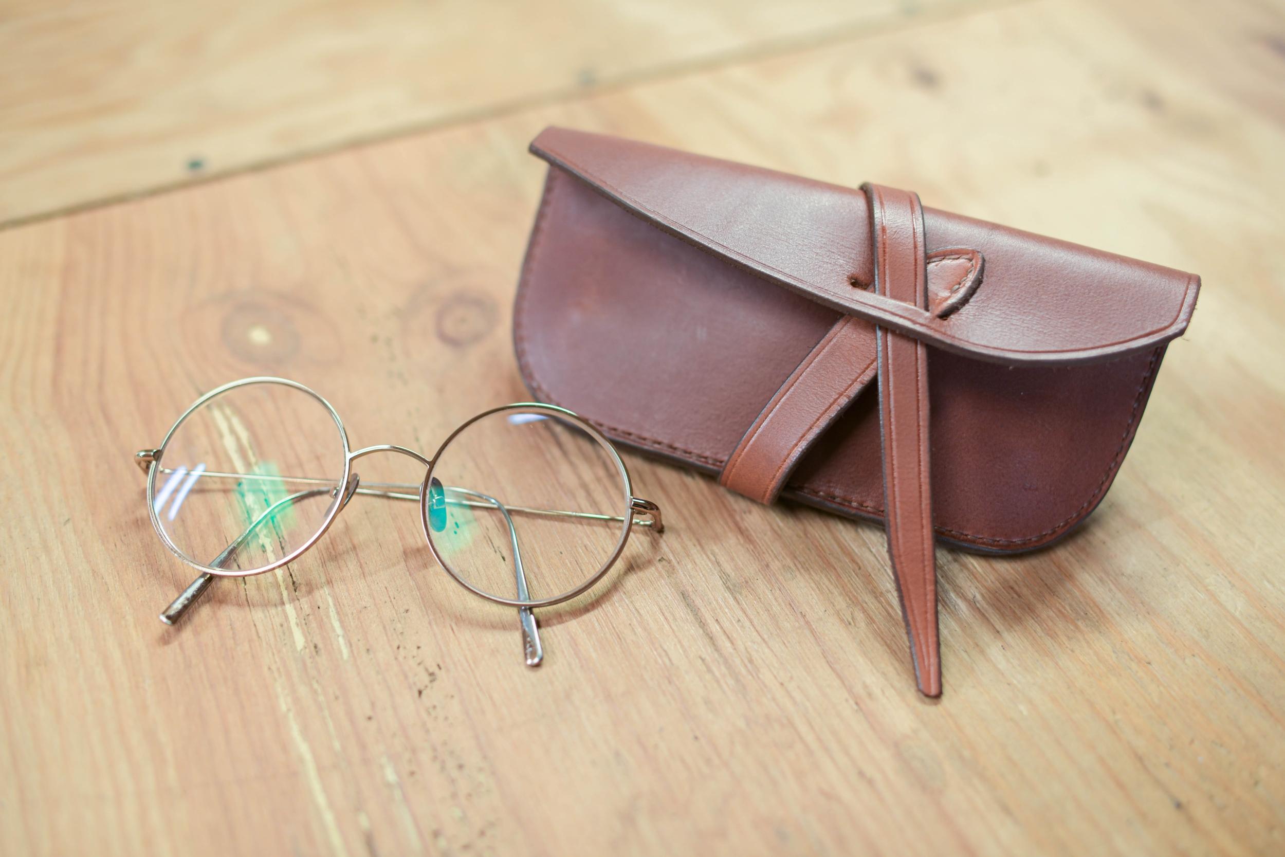 Fabriquez votre étui à lunettes en cuir avec Perrine - Image n°4 - Wecandoo