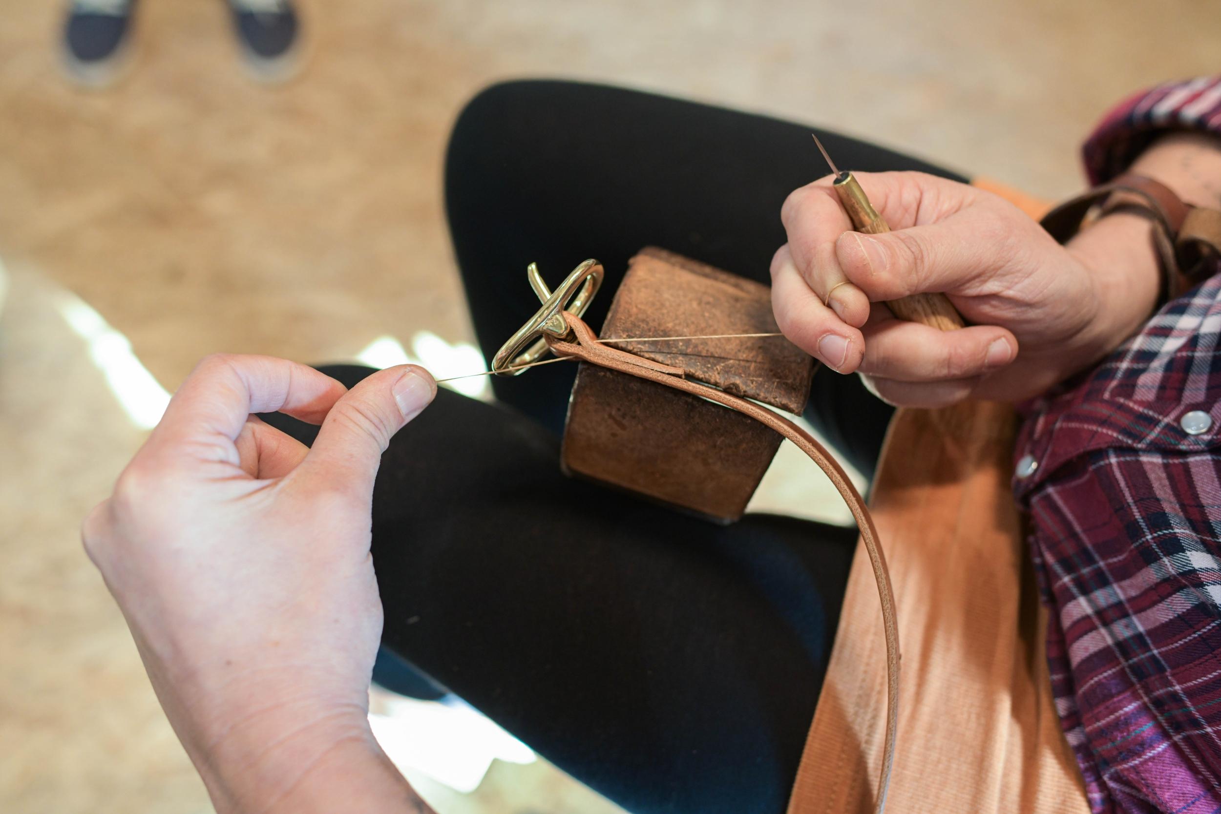 Réalisez votre porte plaid en cuir avec Perrine - Image n°10 - Wecandoo