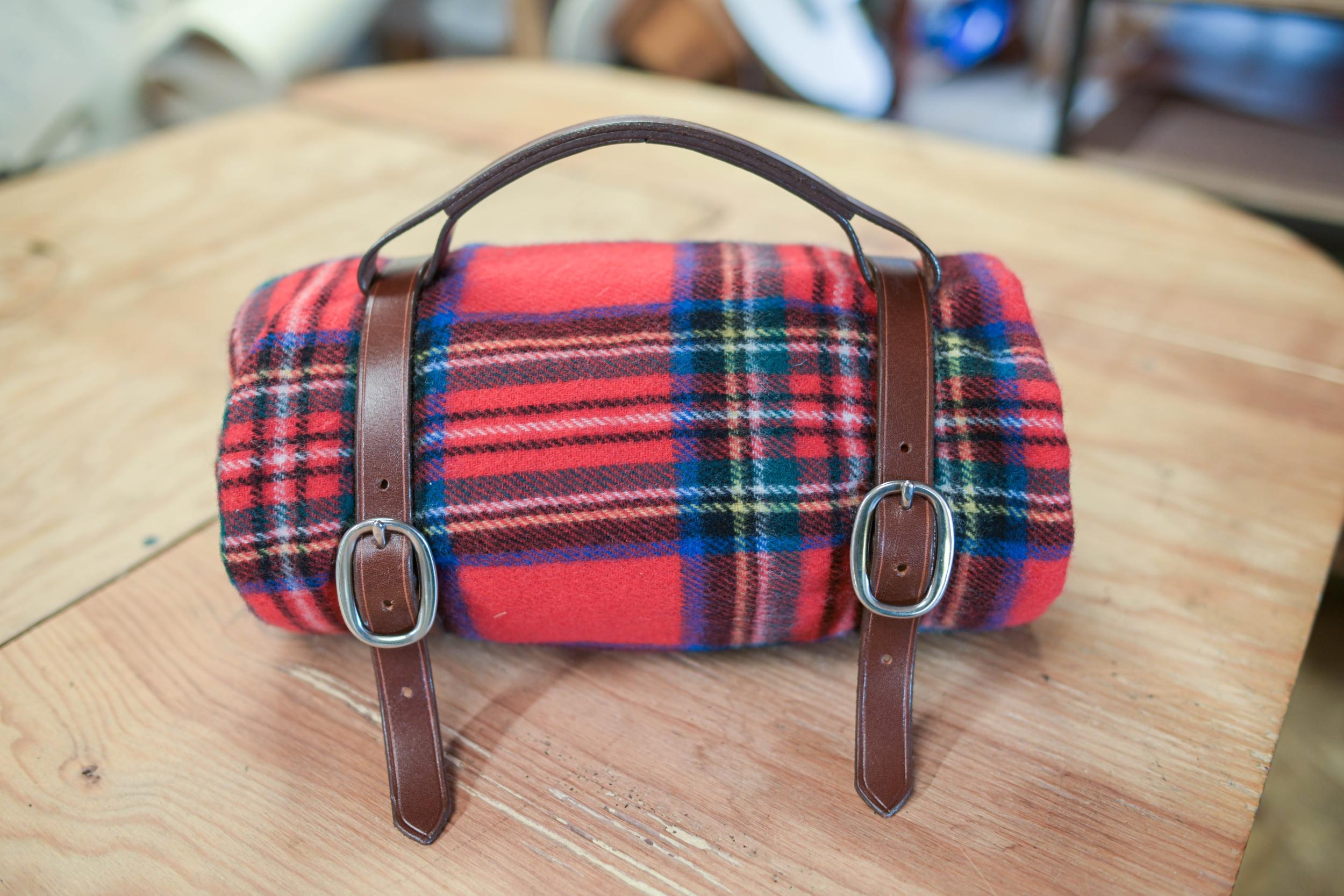 Réalisez votre porte plaid en cuir