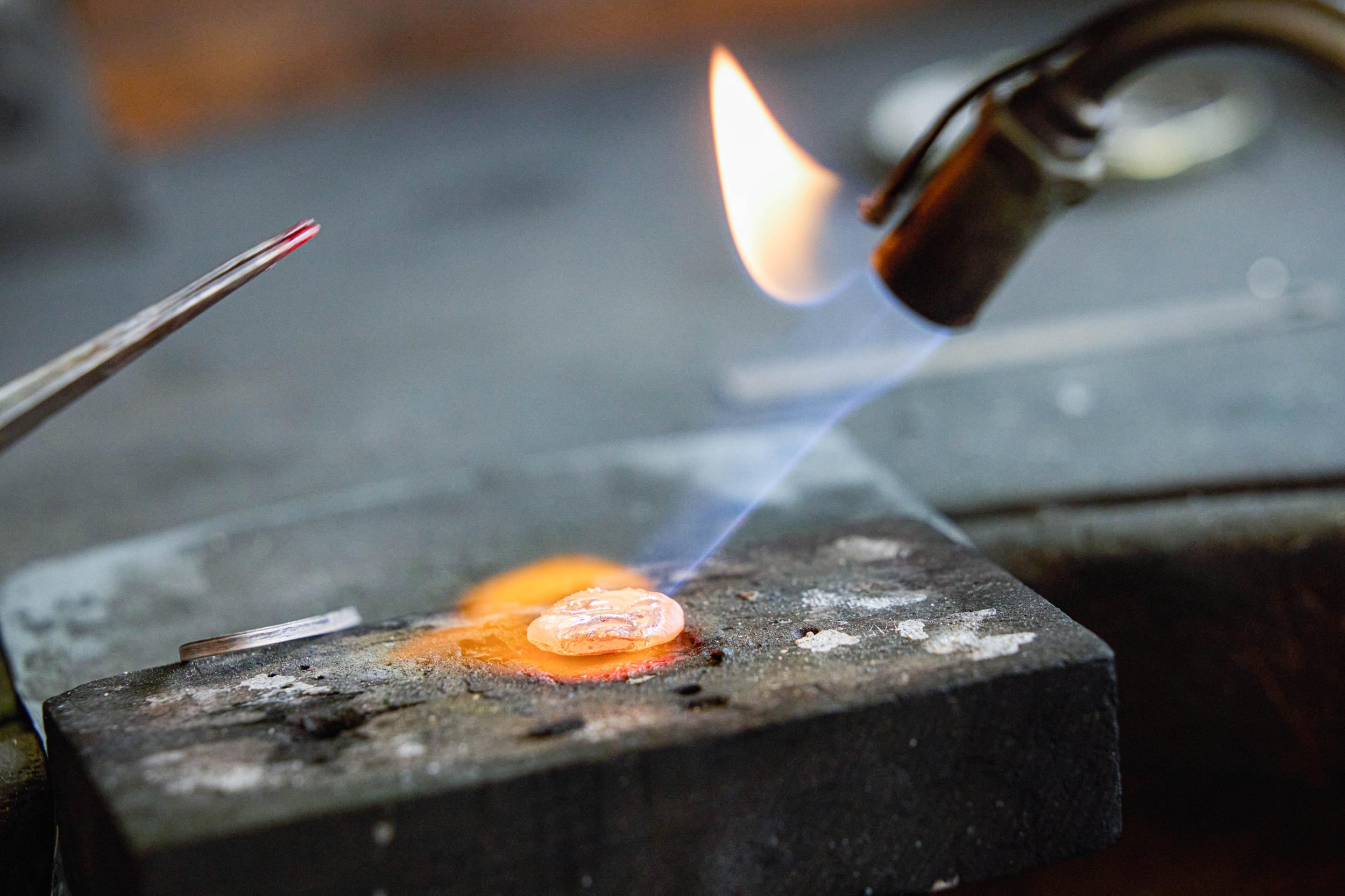 Fabriquez vos alliances en or jaune, blanc ou rose avec votre partenaire avec Nicolas - Image n°1 - Wecandoo