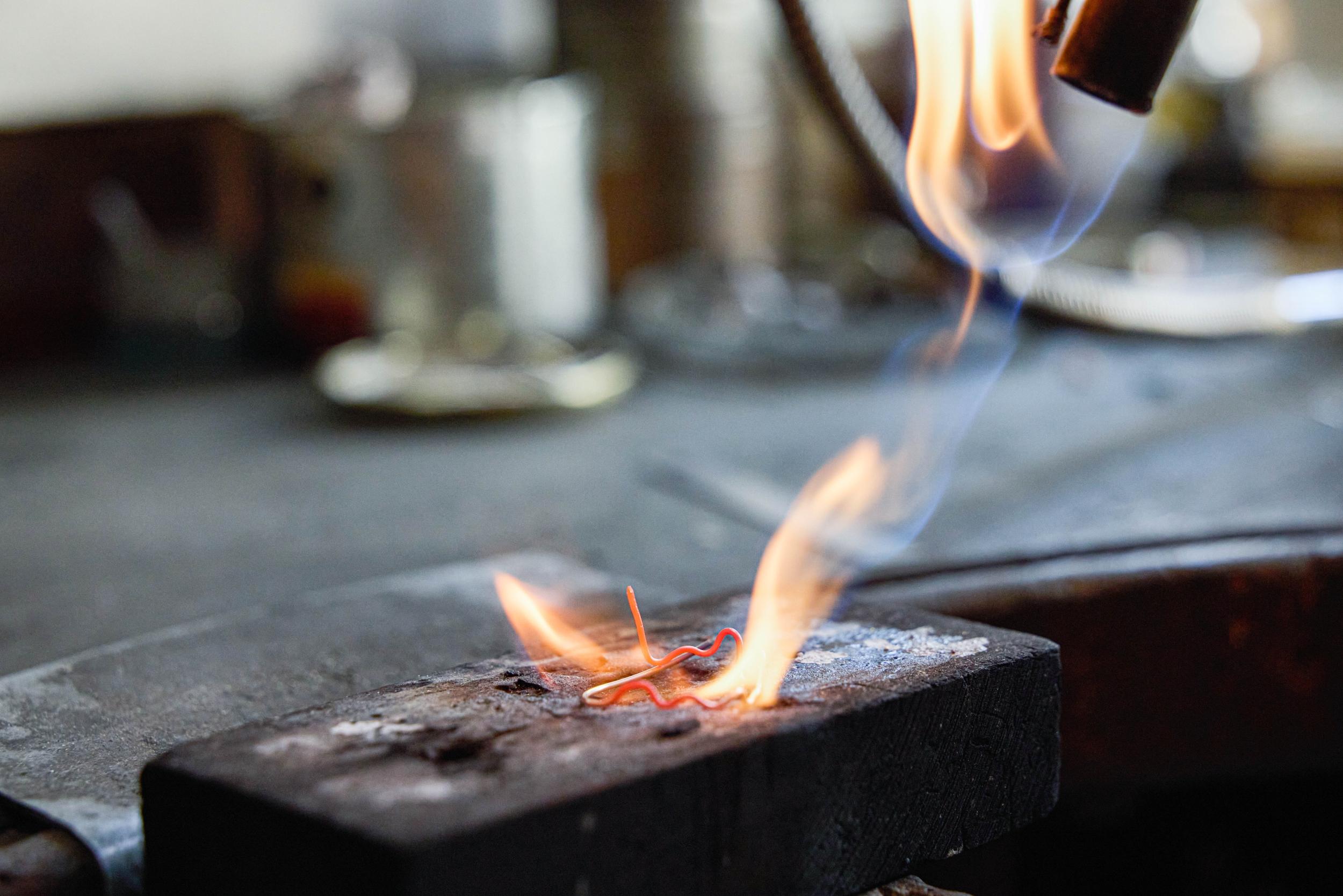 Créez une bague sur mesure en or jaune ou blanc sertie de pierre précieuse avec Nicolas - Image n°2 - Wecandoo