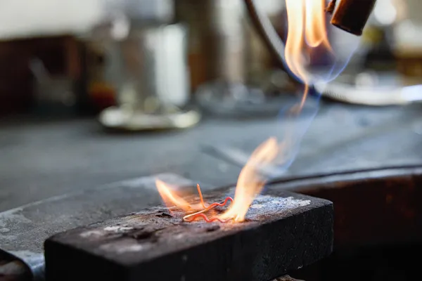 Créez une bague sur mesure en or jaune ou blanc sertie de pierre précieuse avec Nicolas - Image n°2 - Wecandoo