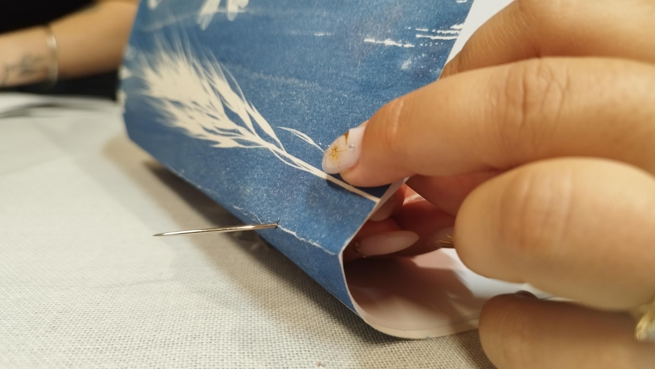 Fabriquez votre carnet imprimé par le soleil et cousu main avec Sarah - Image n°2 - Wecandoo