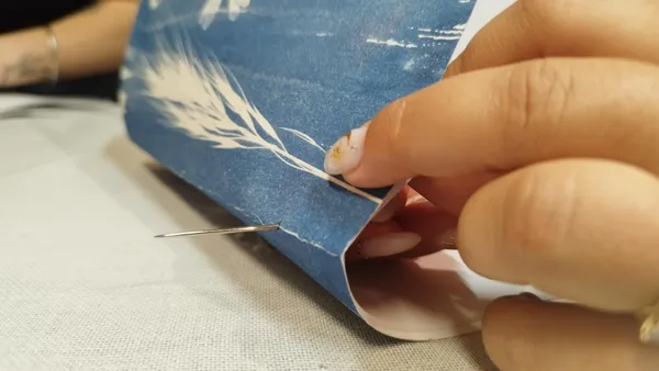 Fabriquez votre carnet imprimé par le soleil et cousu main avec Sarah - Image n°2 - Wecandoo