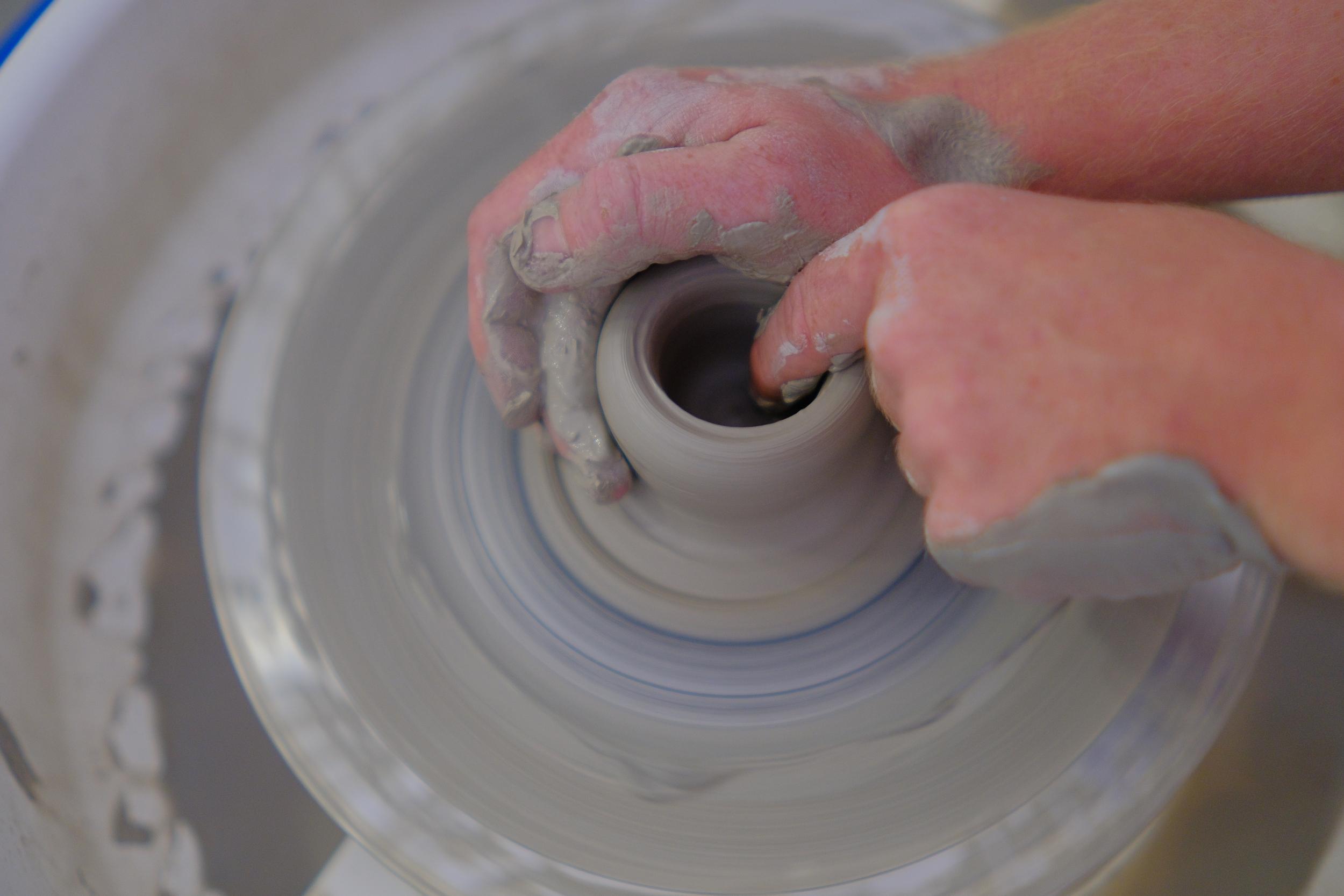 Découvrez le tour de potier avec Lola - Image n°6 - Wecandoo