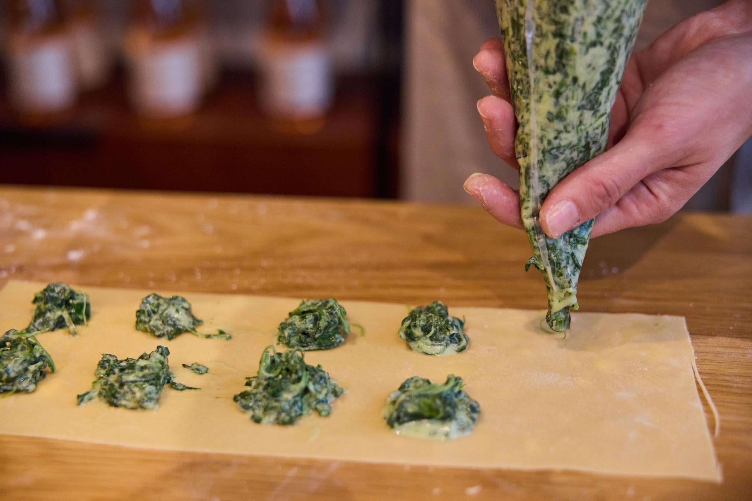 Cuisinez des ravioles farcies et leur beurre sauge avec Davide - Image n°2 - Wecandoo