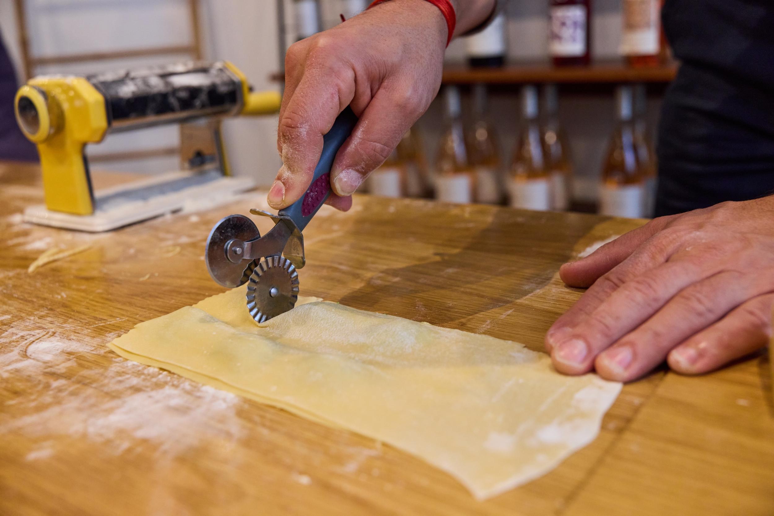 Cuisinez des ravioles farcies et leur beurre sauge avec Davide - Image n°6 - Wecandoo