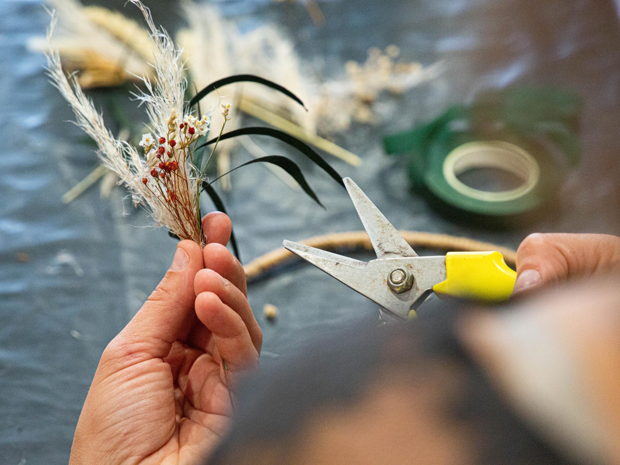 Réalisez votre couronne de fleurs séchées avec Adeline - Image n°2 - Wecandoo