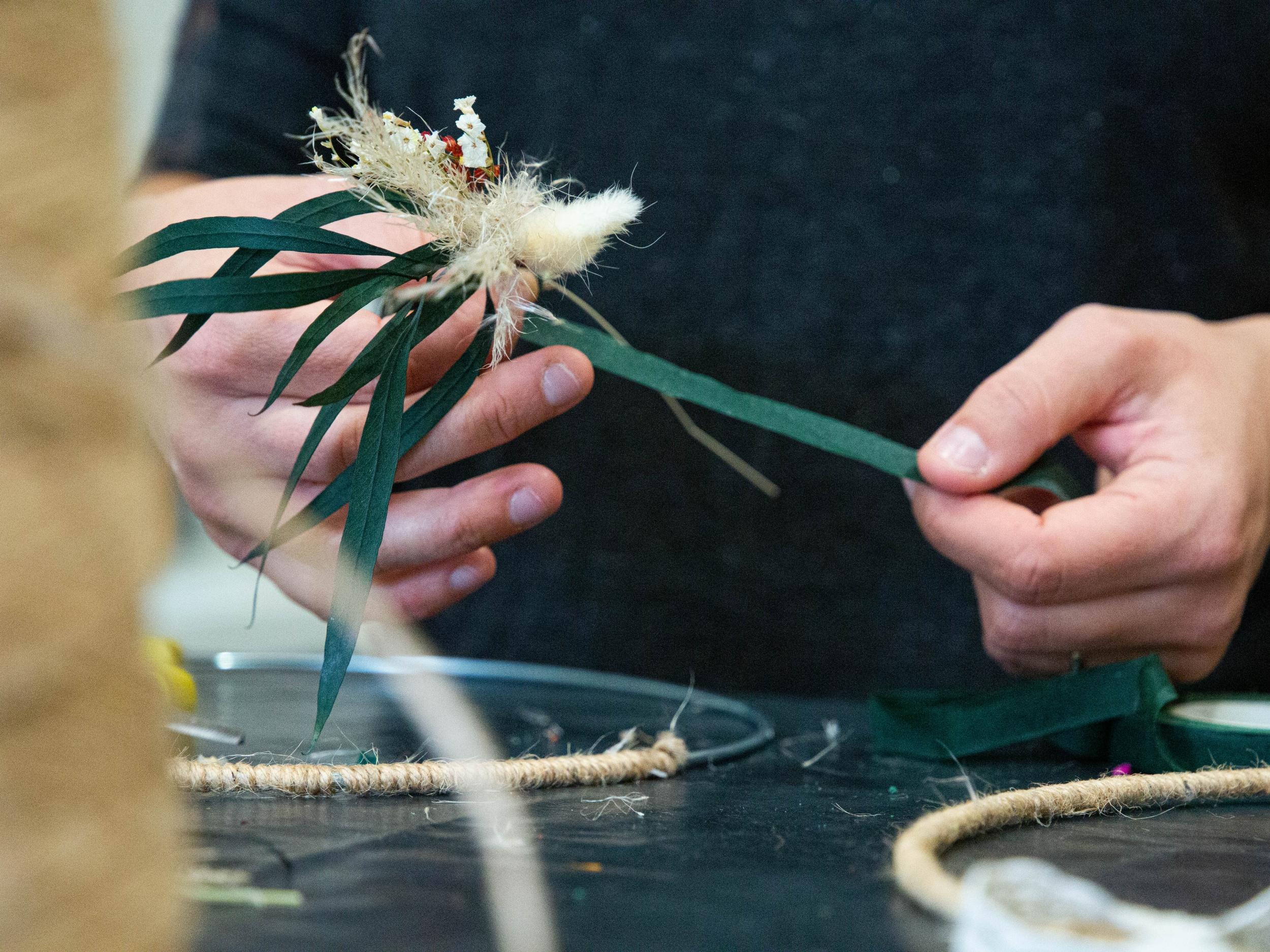 Réalisez votre couronne de fleurs séchées avec Adeline - Image n°6 - Wecandoo