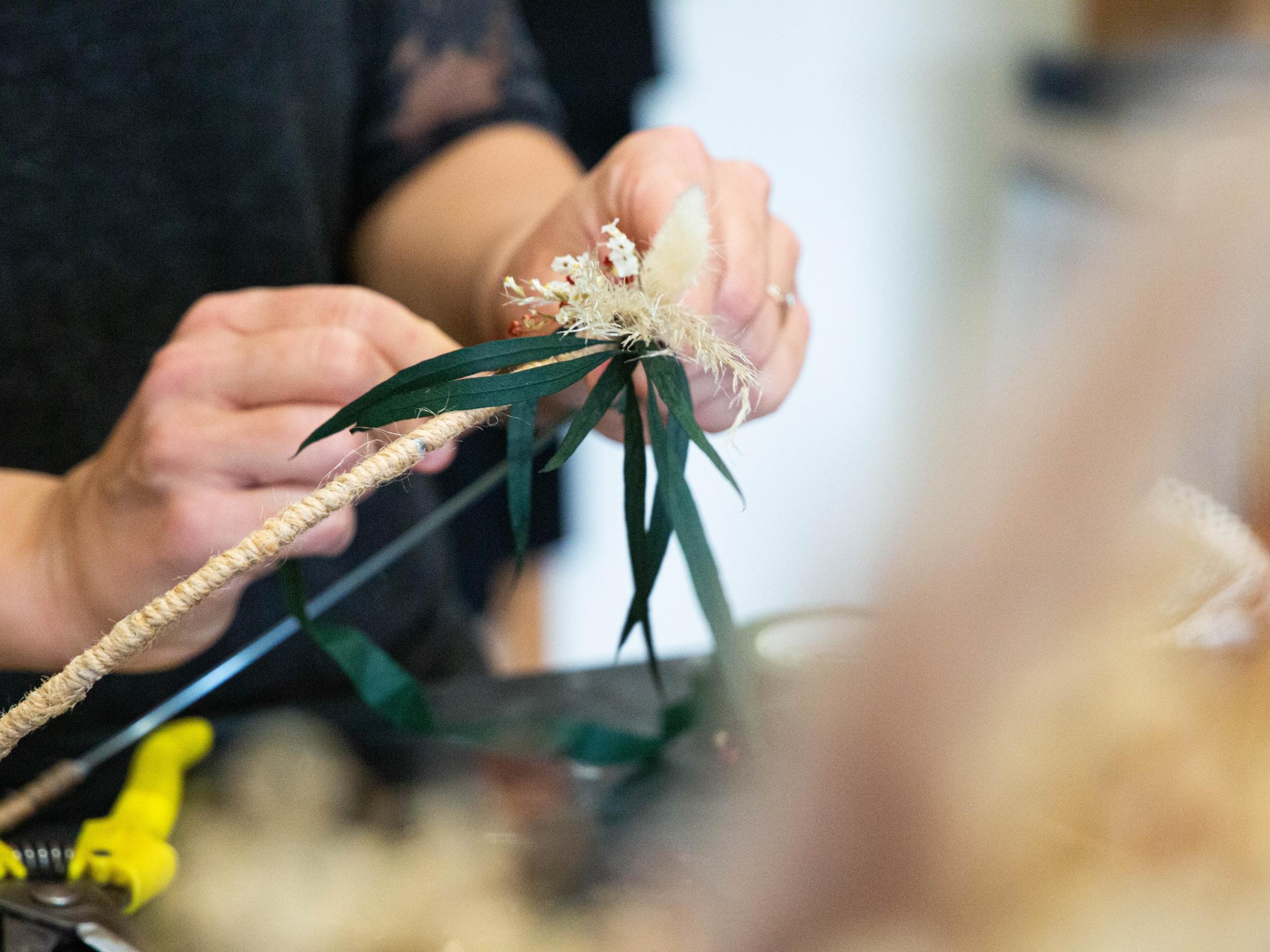 Réalisez votre couronne de fleurs séchées avec Adeline - Image n°8 - Wecandoo